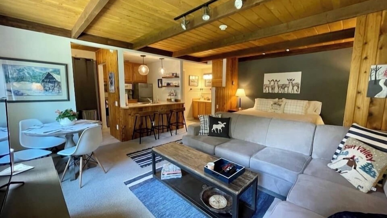 Photo of Livingroom in Elkhorn