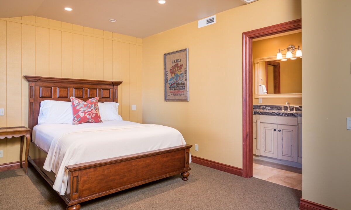 Photo of Bedroom in Elkhorn