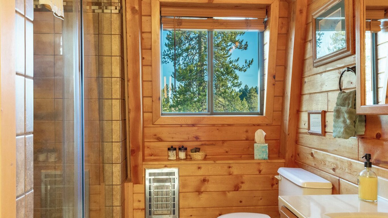 Photo of Bathroom in Island Park