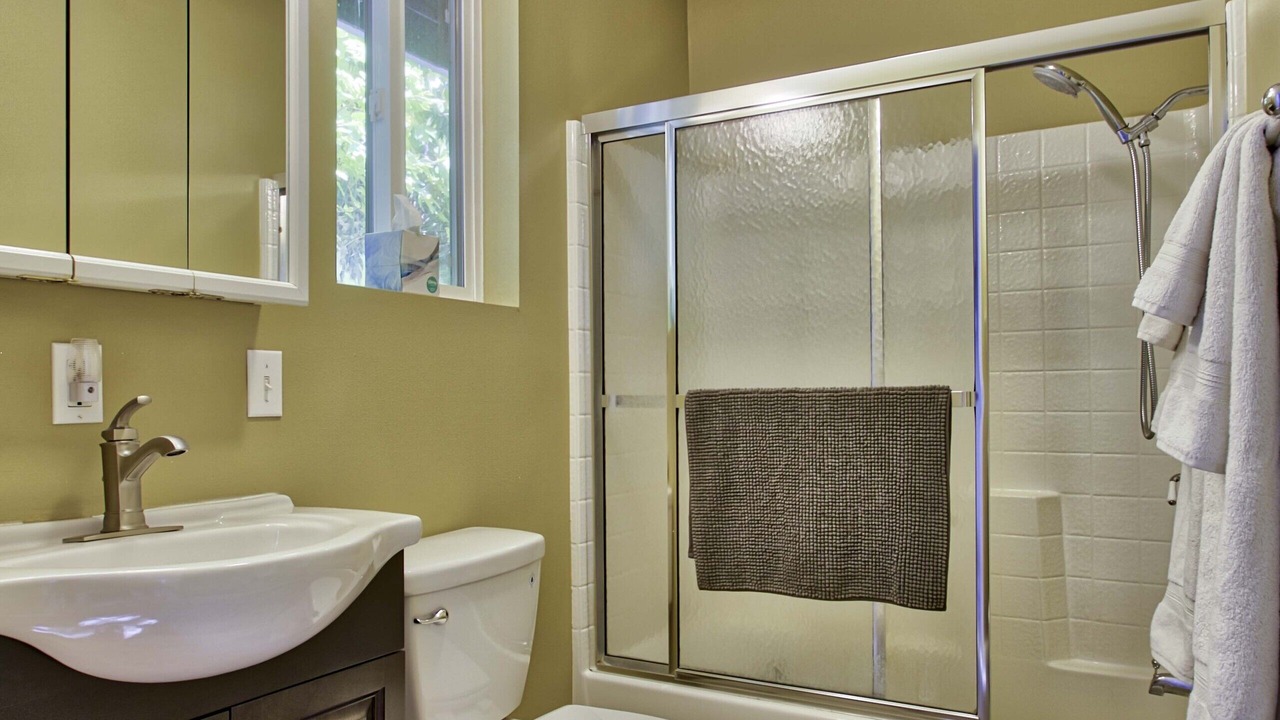 Photo of Bathroom in Longbranch