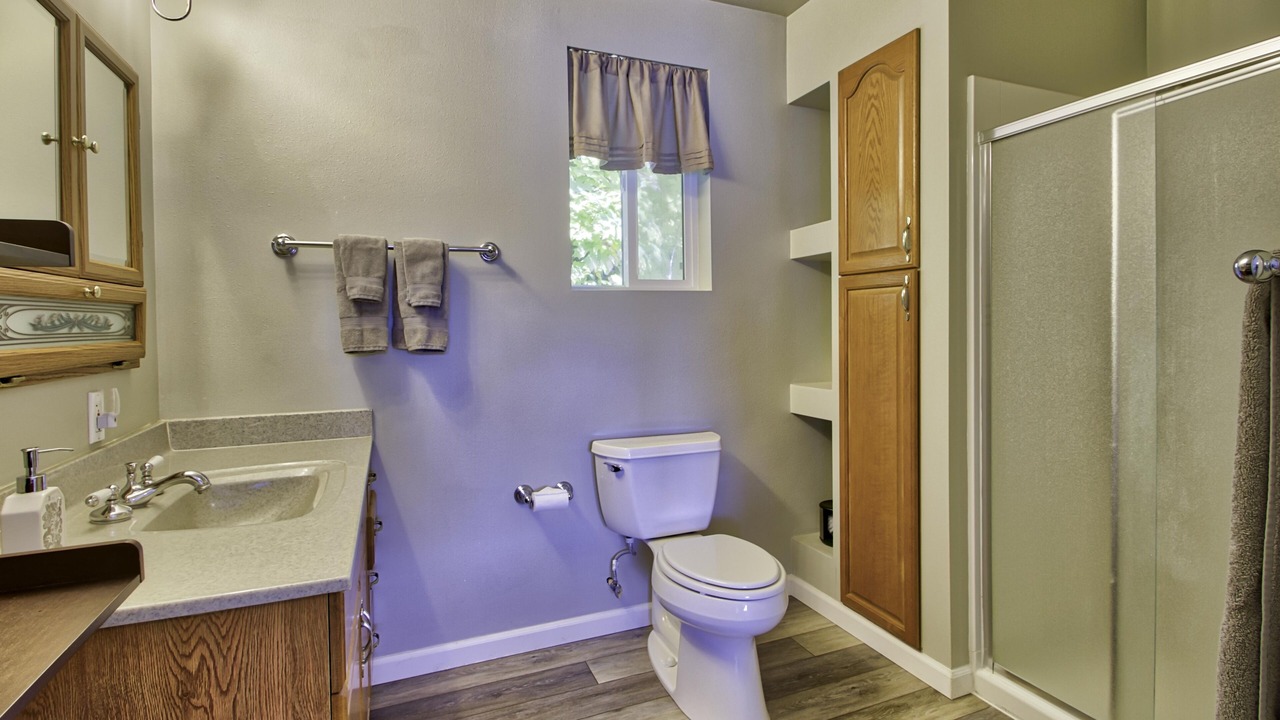 Photo of Bathroom in Longbranch