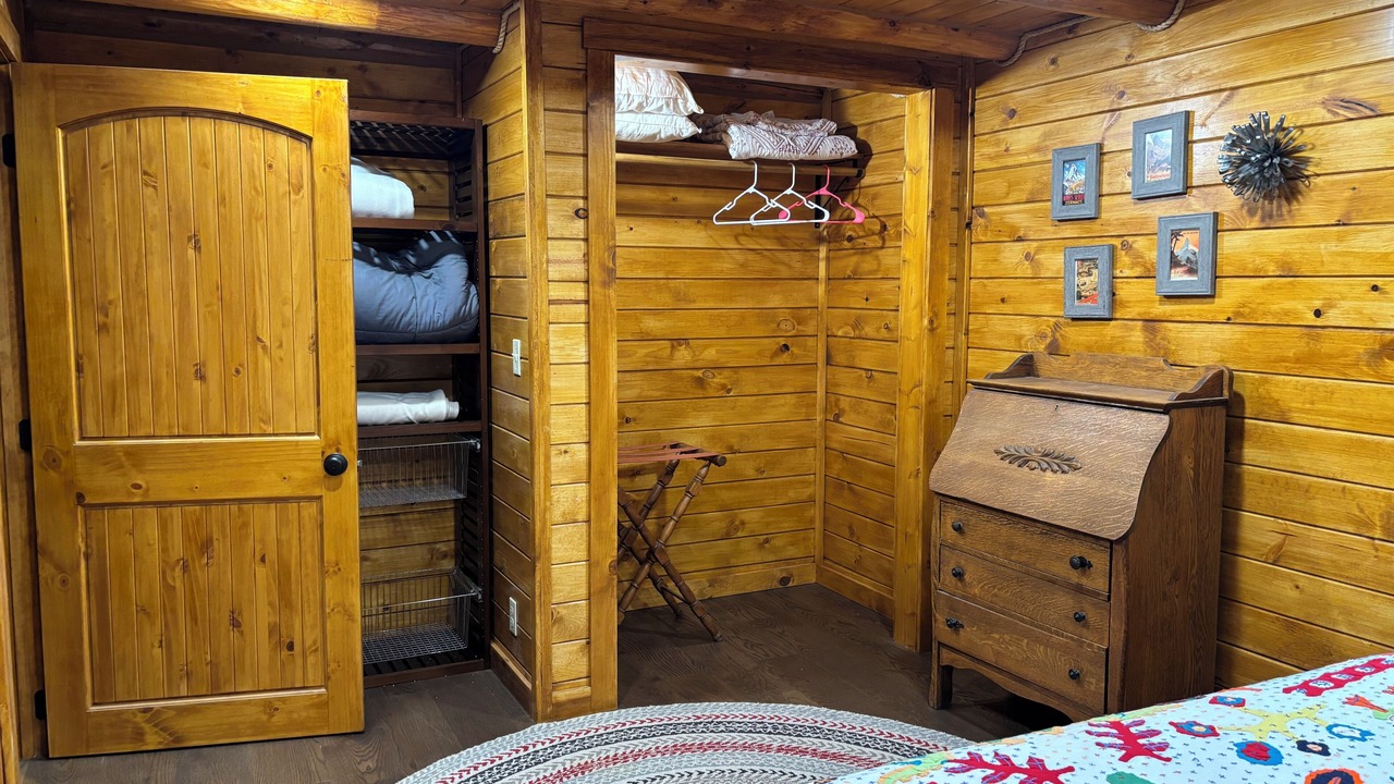 Photo of Bedroom in Island Park
