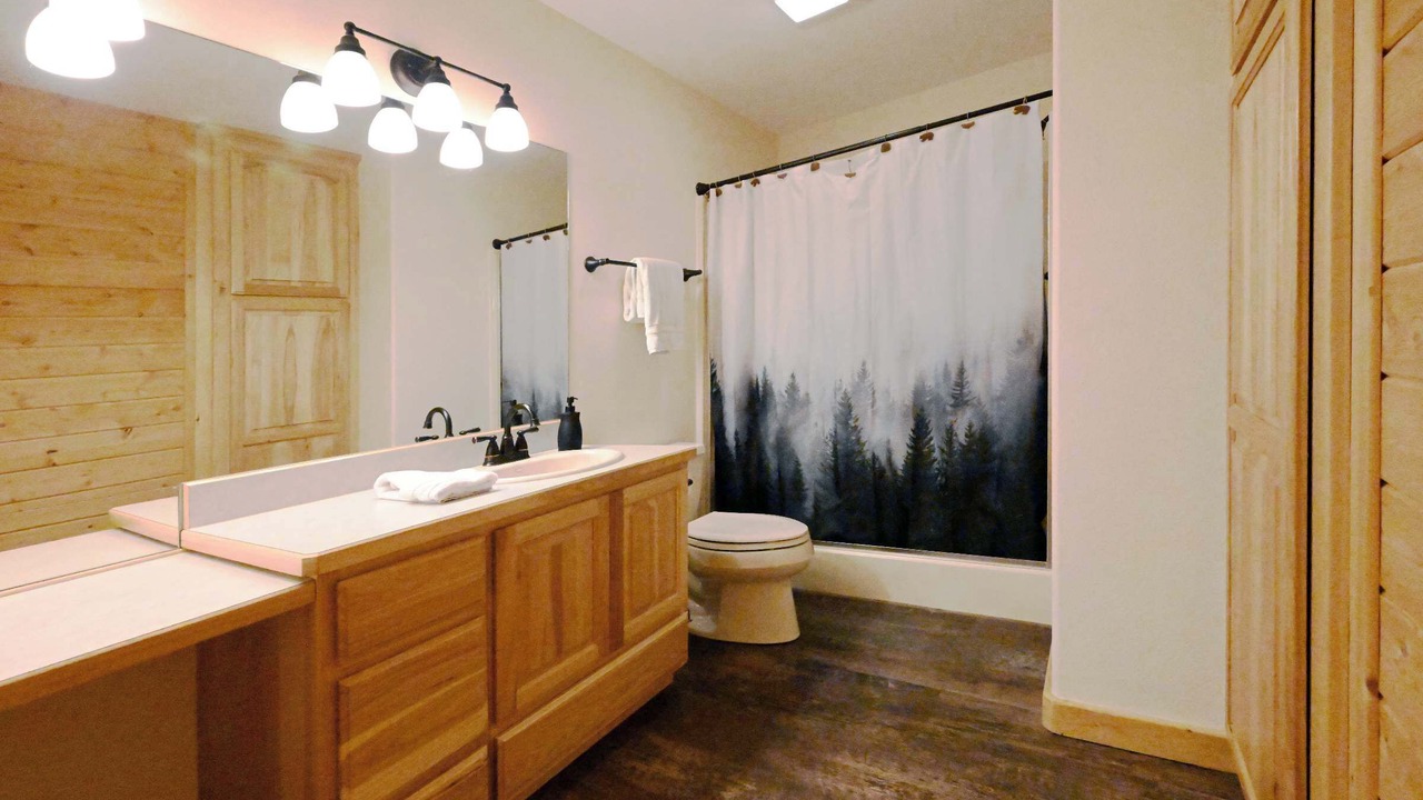 Photo of Bathroom in Island Park