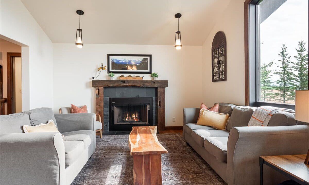 Photo of Livingroom in Leigh Creek Estates