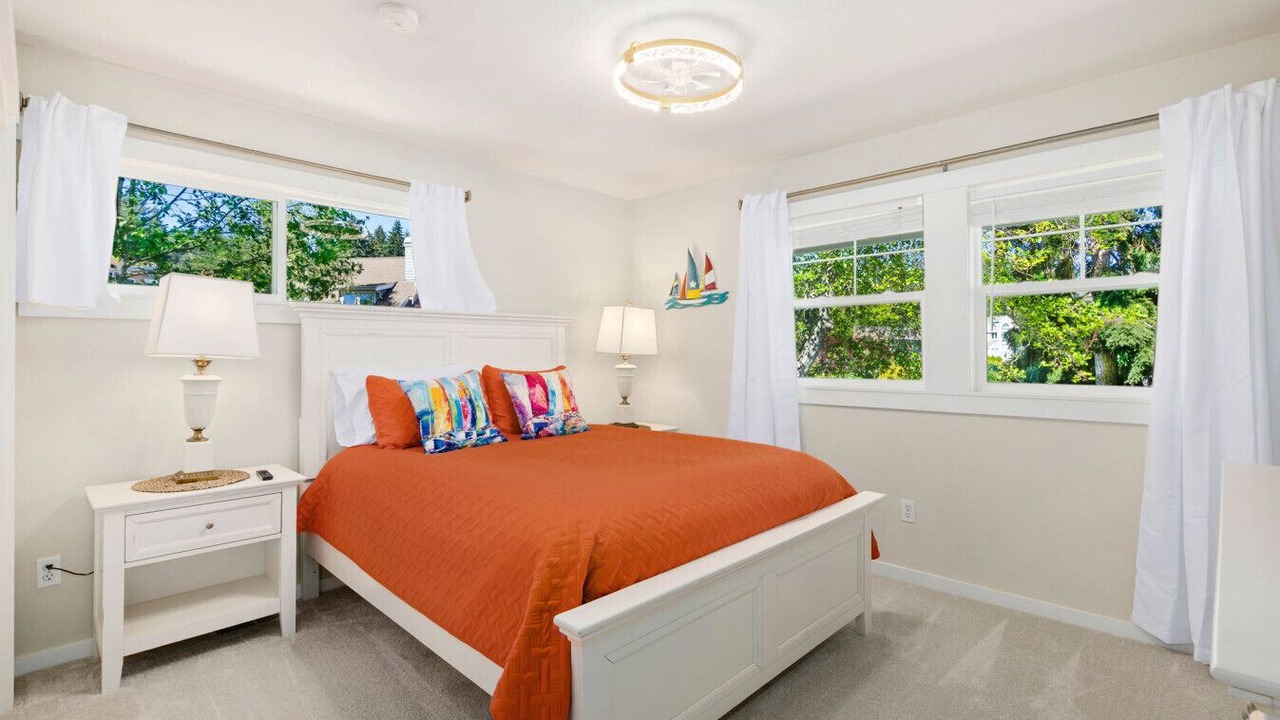 Photo of Bedroom in Rollingbay
