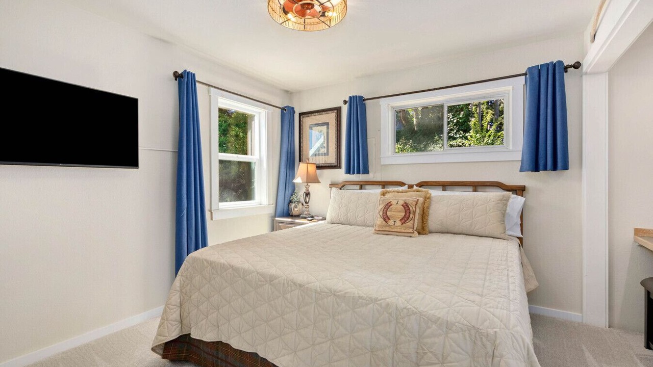 Photo of Bedroom in Rollingbay