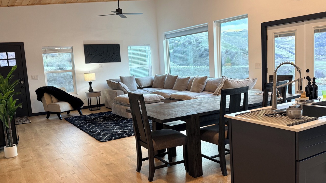 Photo of Livingroom in White Bird