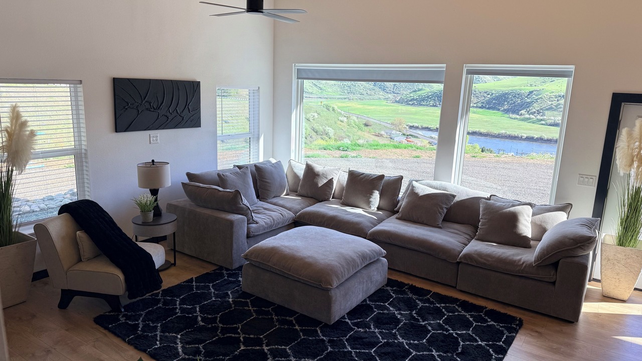 Photo of Livingroom in White Bird