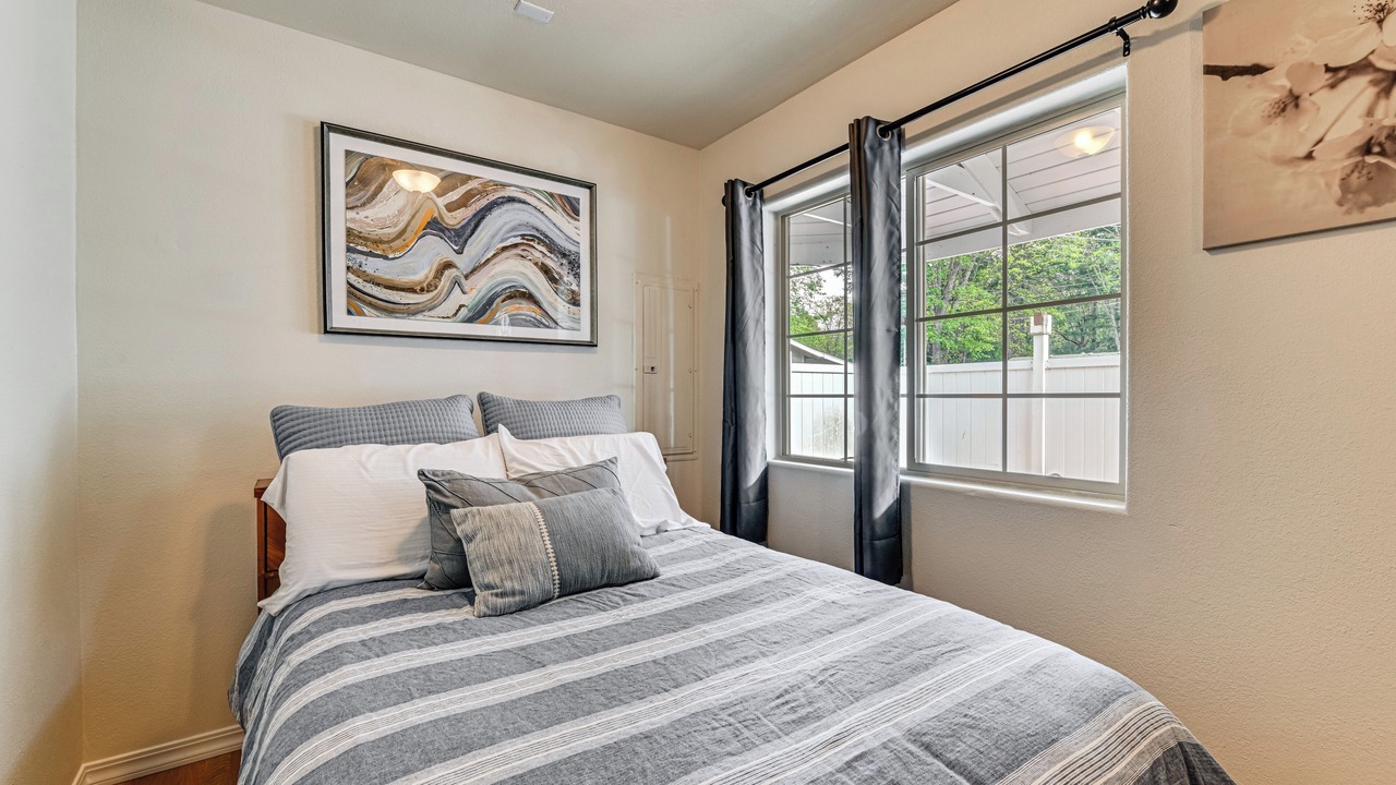 Photo of Bedroom in Cave Junction