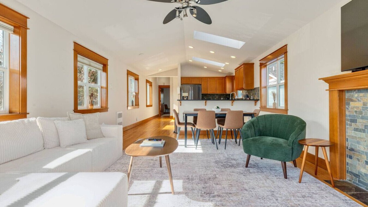 Photo of Livingroom in North Admiral