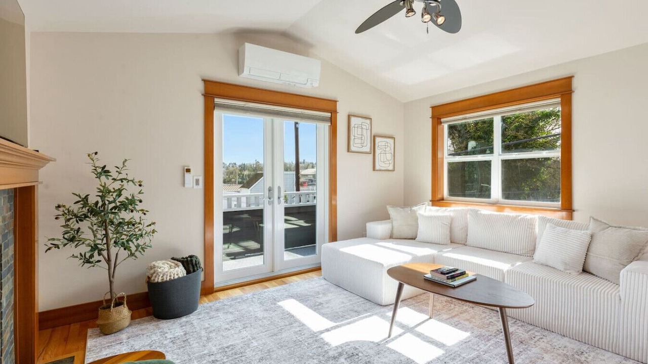 Photo of Livingroom in North Admiral