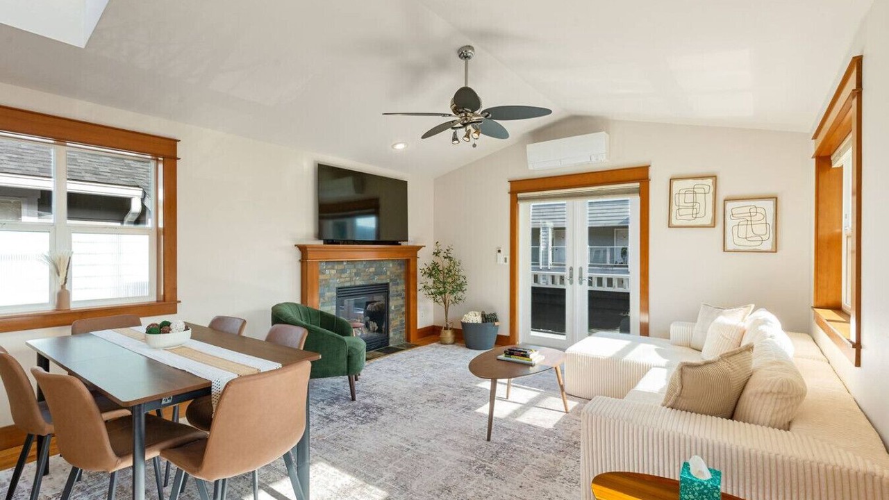 Photo of Livingroom in North Admiral