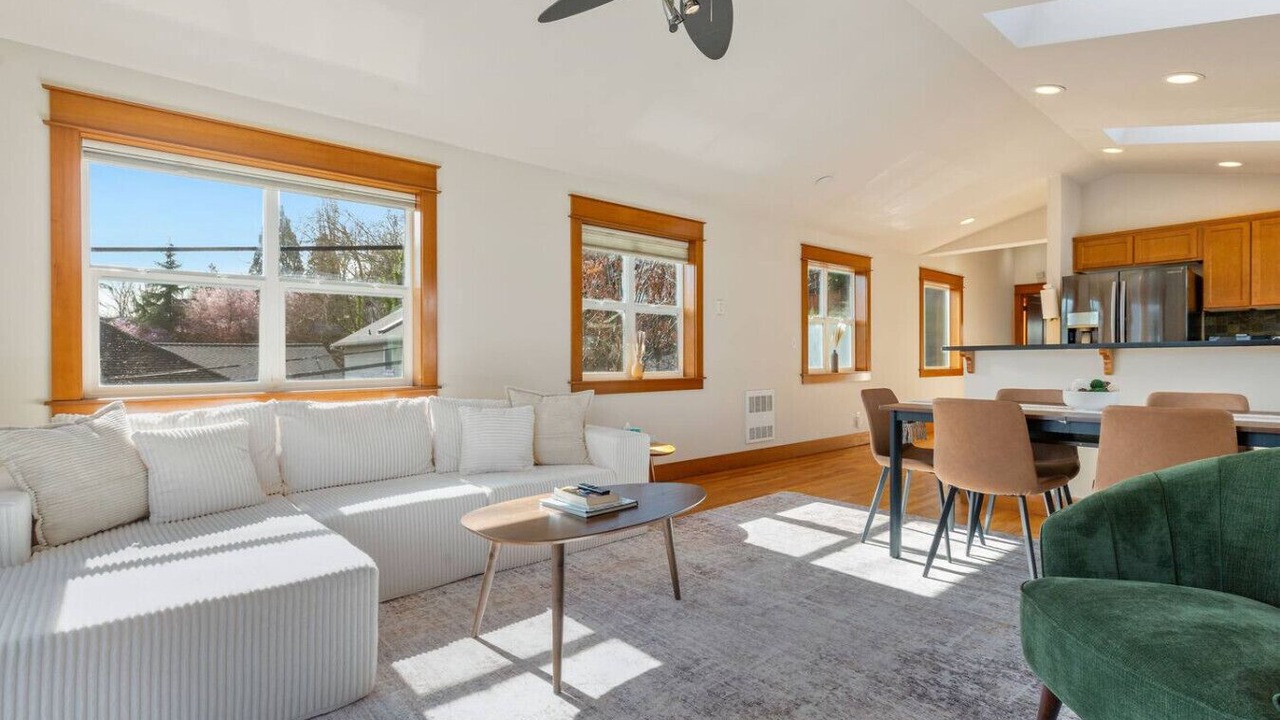 Photo of Livingroom in North Admiral