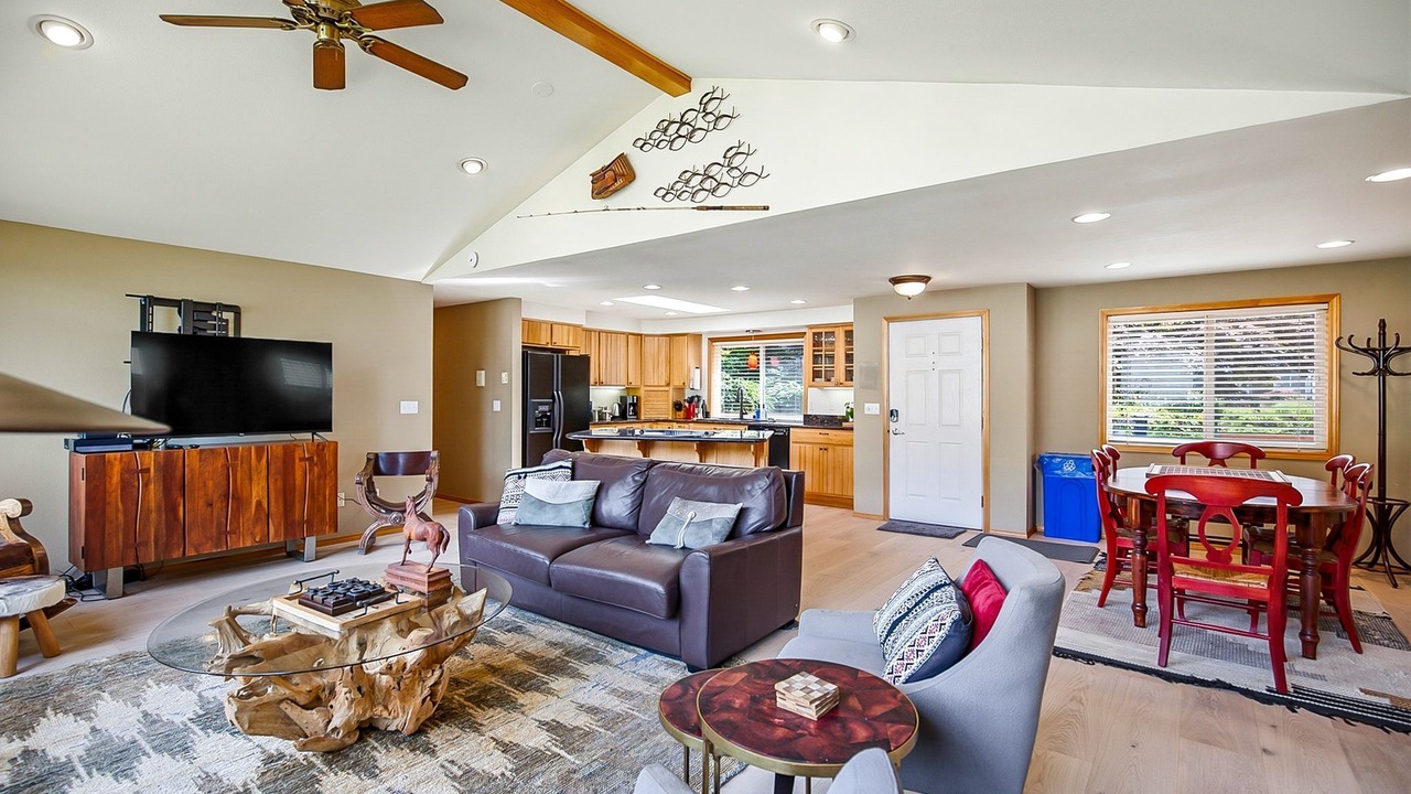 Photo of Livingroom in Gold Bar