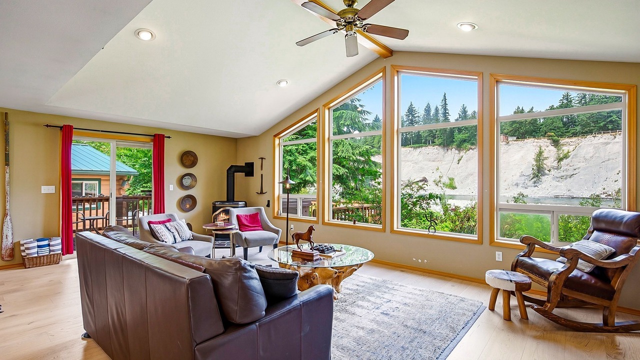 Photo of Livingroom in Gold Bar