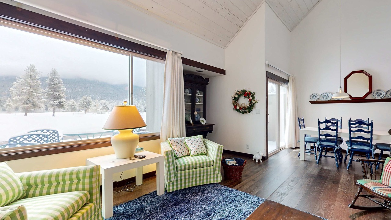 Photo of Livingroom in Black Butte Ranch
