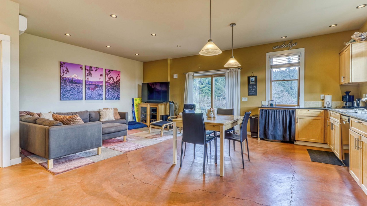 Photo of Livingroom in White Salmon