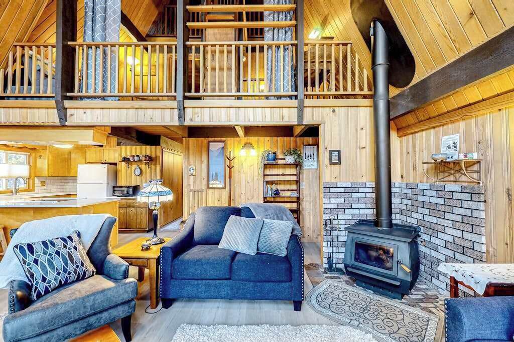 Photo of Livingroom in Oregon Water Wonderland