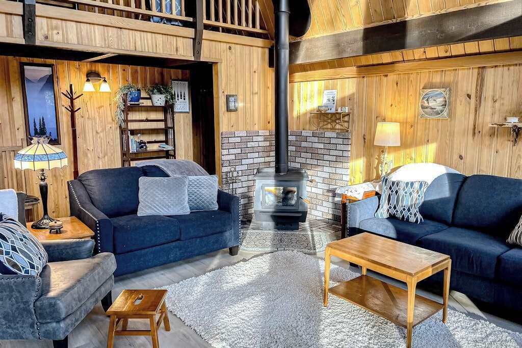 Photo of Livingroom in Oregon Water Wonderland