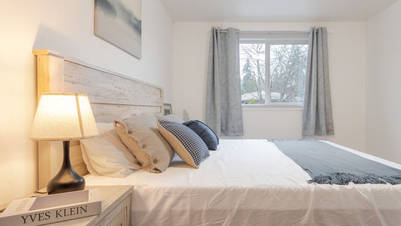 Photo of Bedroom in Shoreline