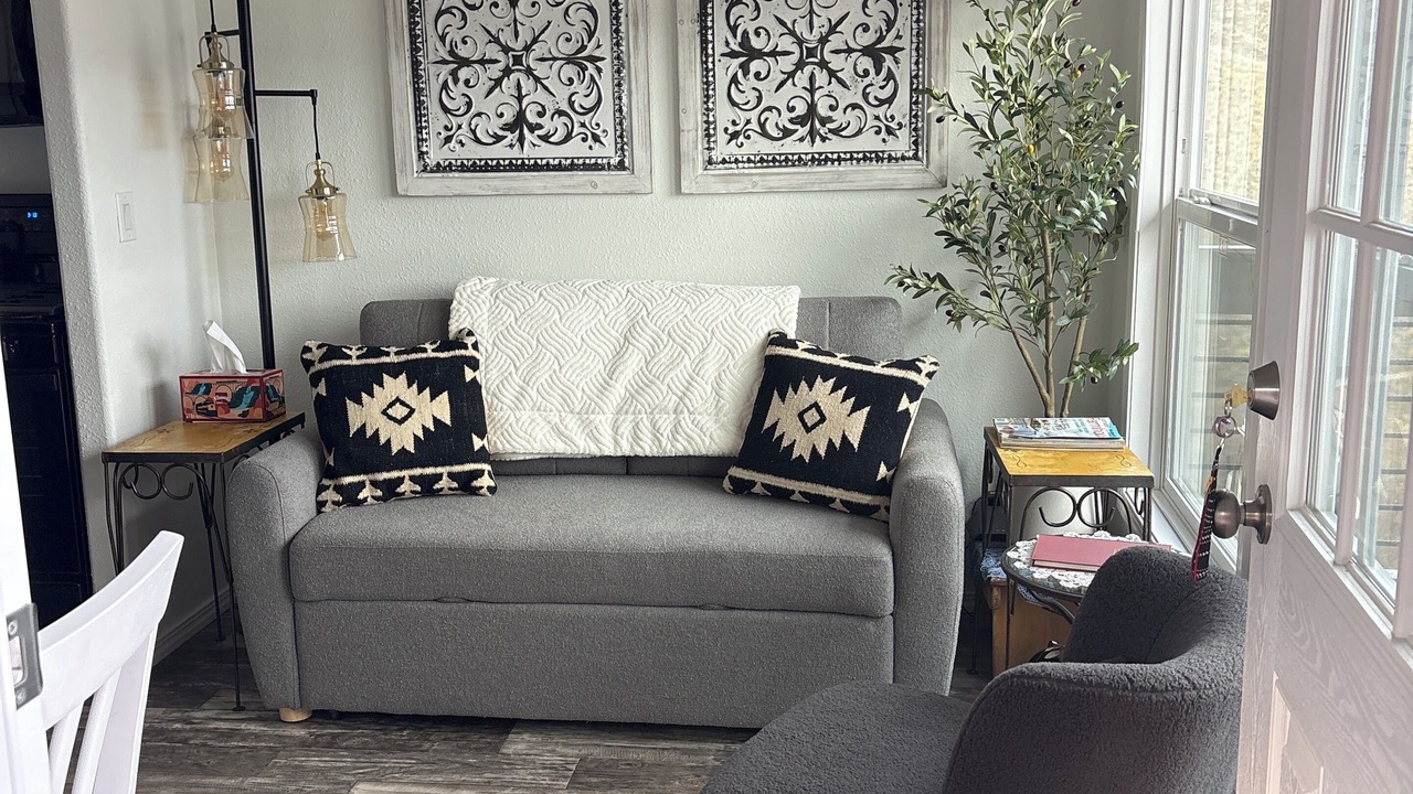 Photo of Livingroom in White Bird