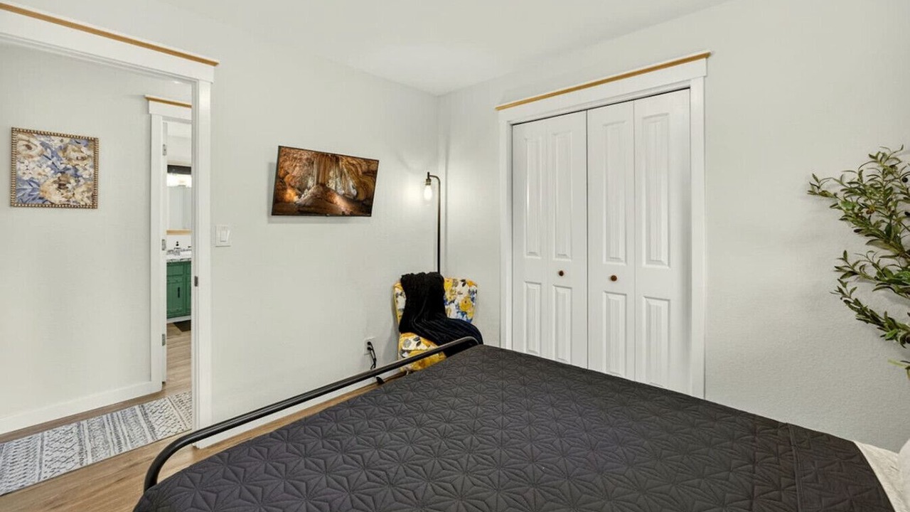 Photo of Bedroom in Cave Junction
