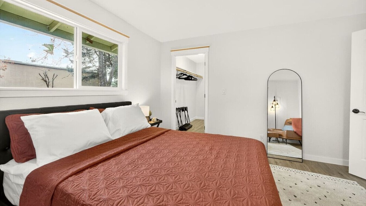 Photo of Bedroom in Cave Junction