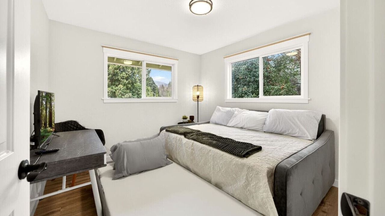 Photo of Bedroom in Cave Junction