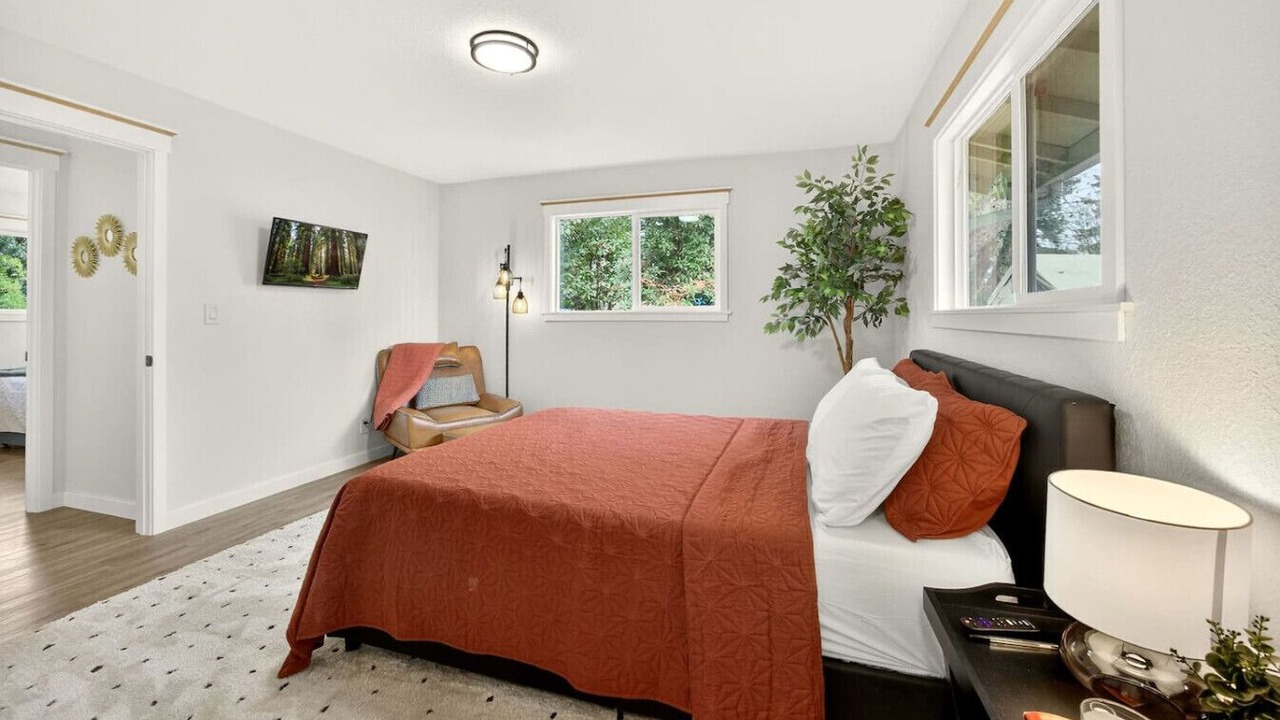 Photo of Bedroom in Cave Junction