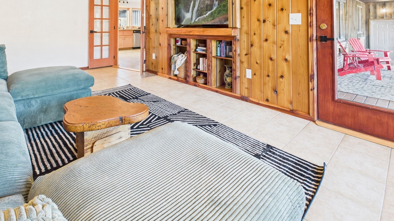 Photo of Livingroom in White Bird