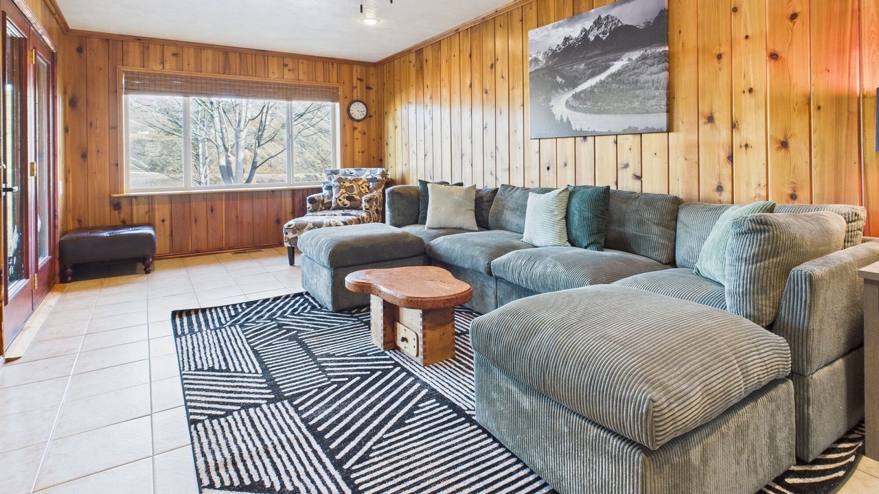 Photo of Livingroom in White Bird