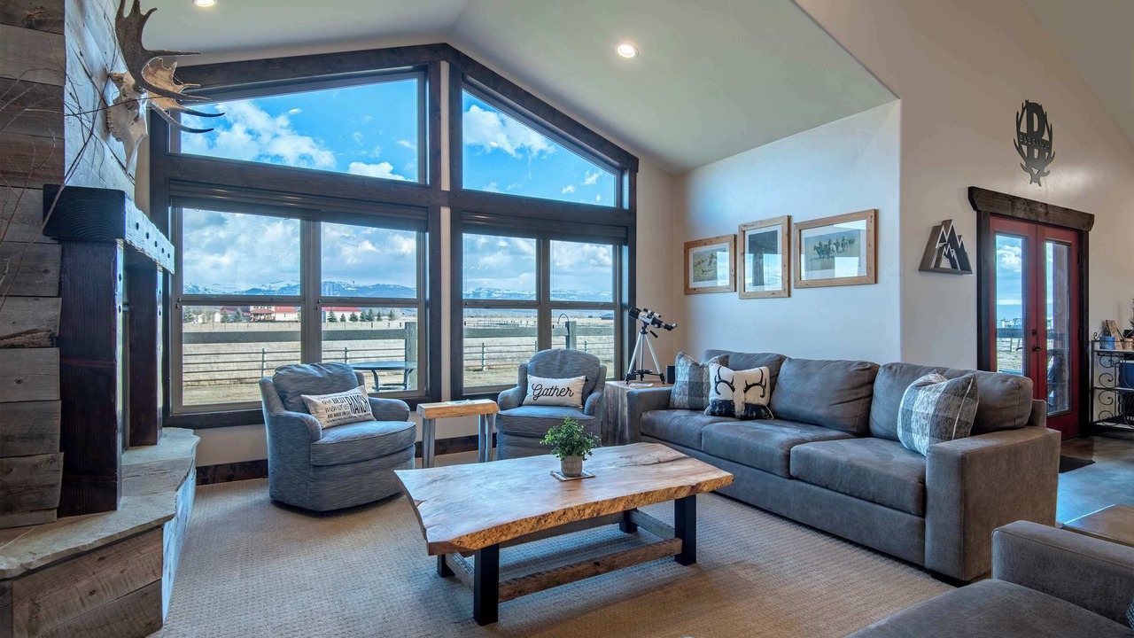 Photo of Livingroom in Leigh Creek Estates