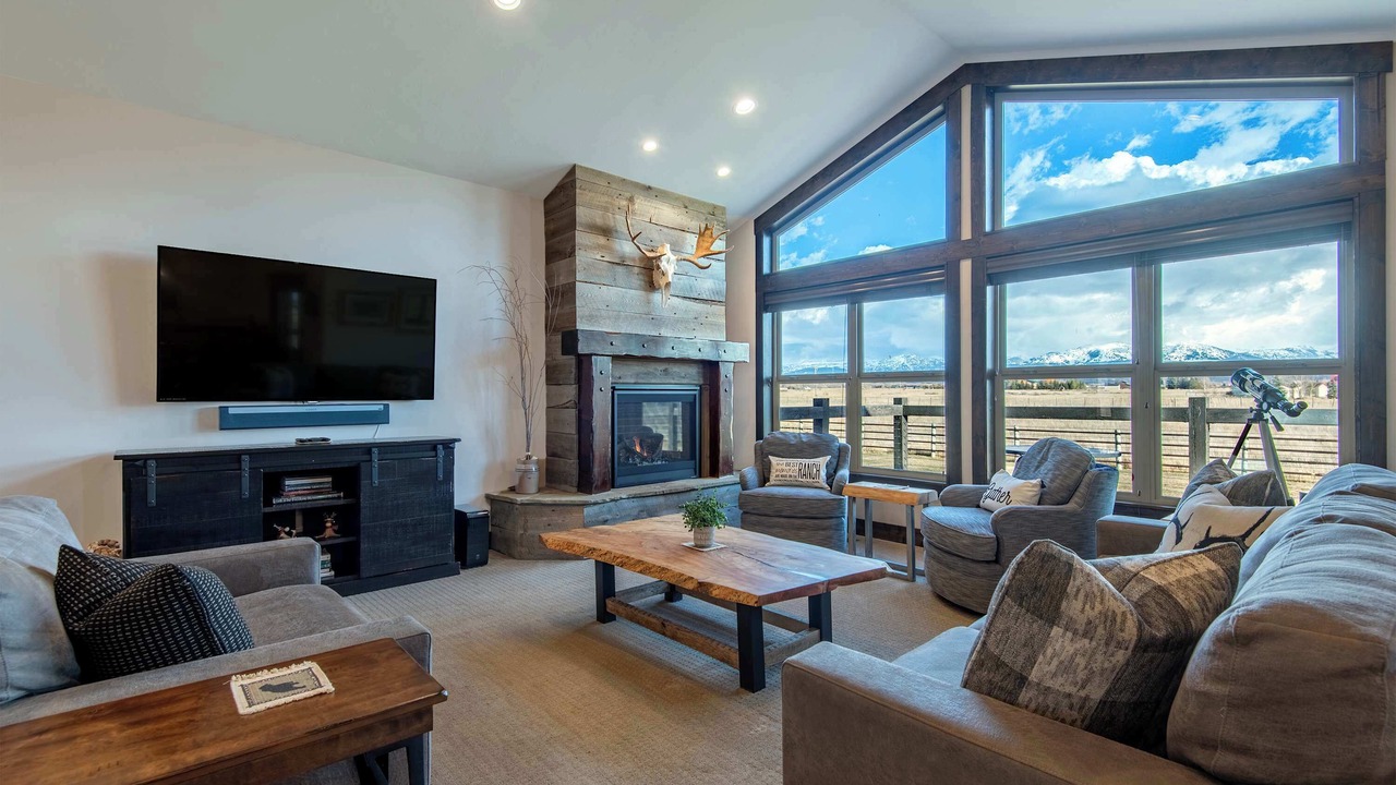 Photo of Livingroom in Leigh Creek Estates