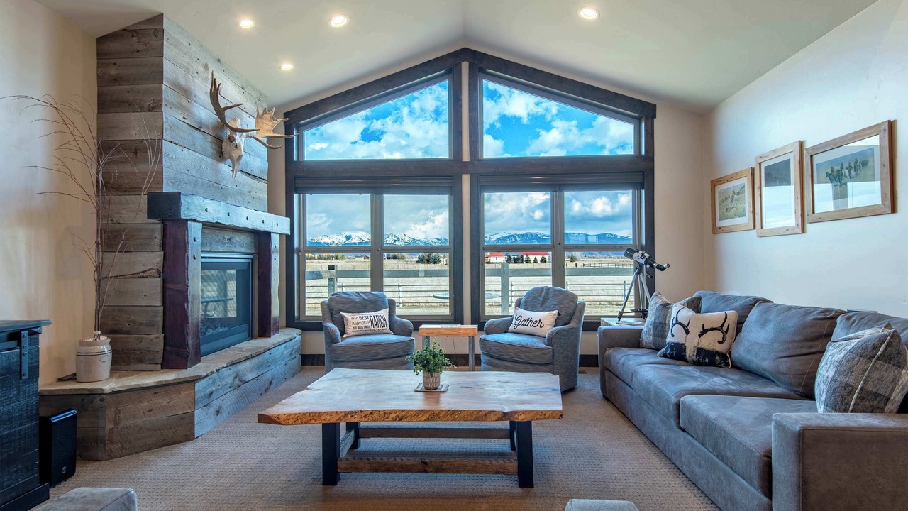Photo of Livingroom in Leigh Creek Estates
