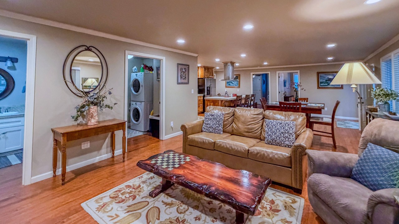 Photo of Livingroom in Coos Bay