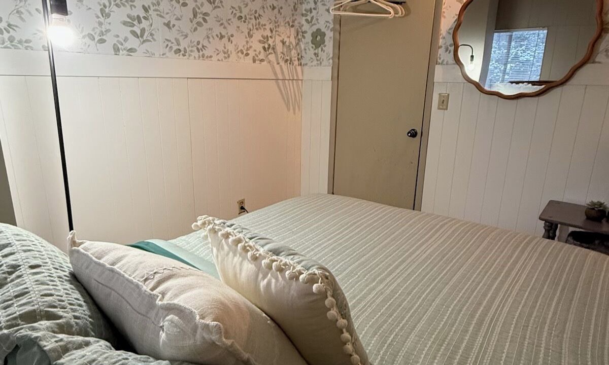 Photo of Bedroom in Midway