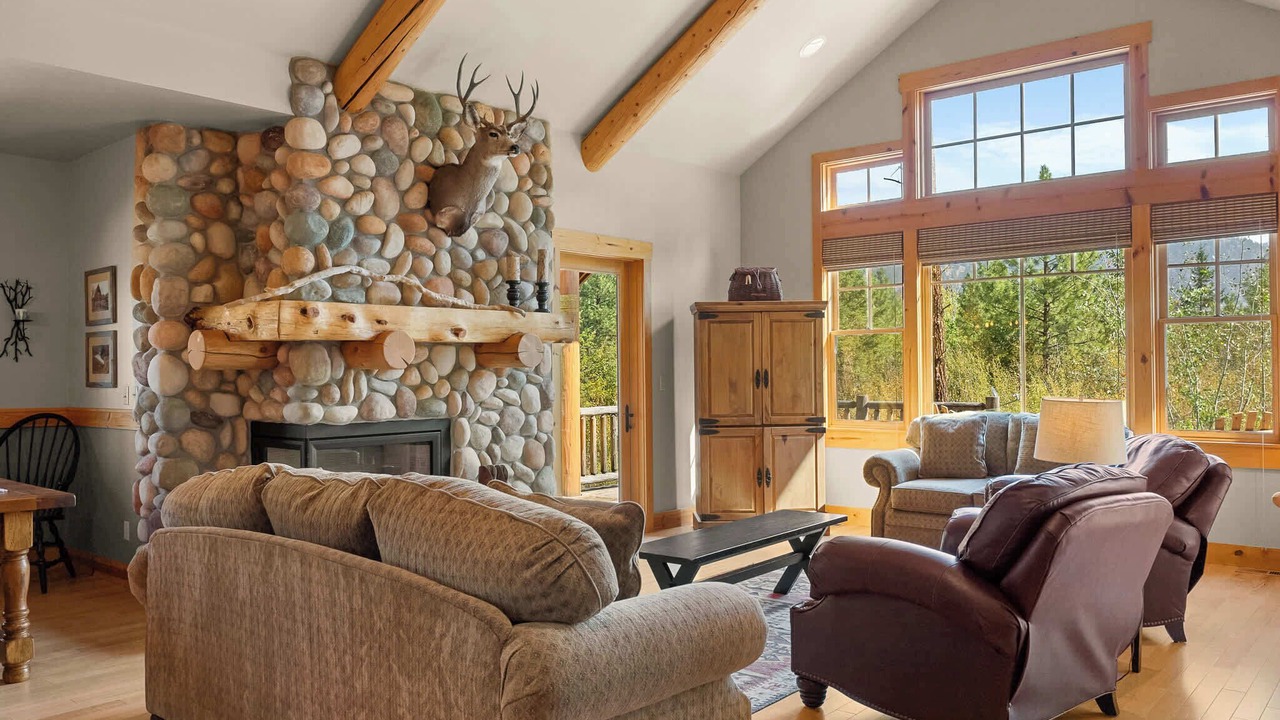Photo of Livingroom in Mazama