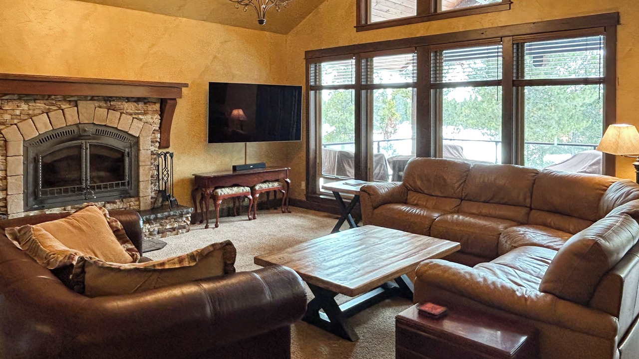 Photo of Livingroom in Oregon Water Wonderland
