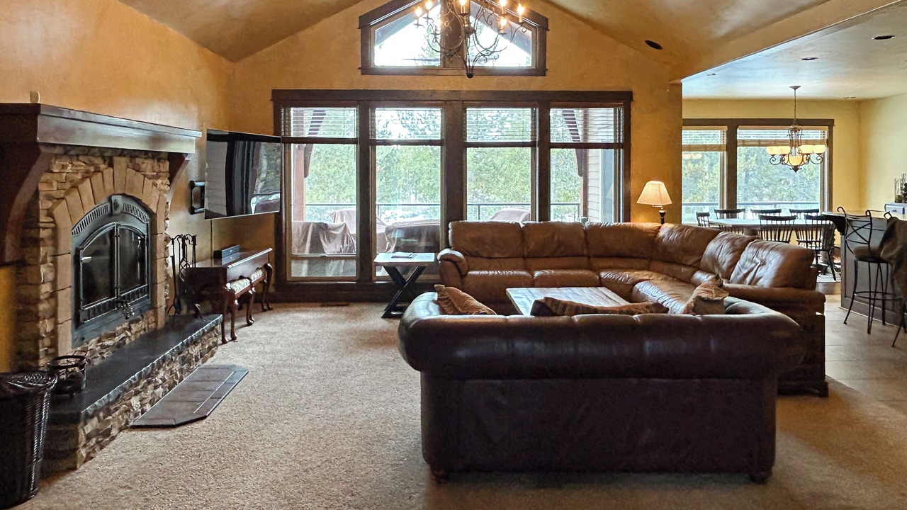 Photo of Livingroom in Oregon Water Wonderland