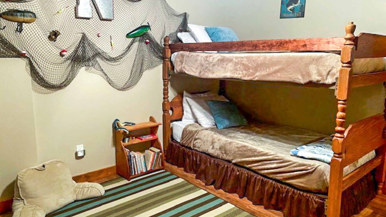 Photo of Bedroom in Flat Hollow Marina