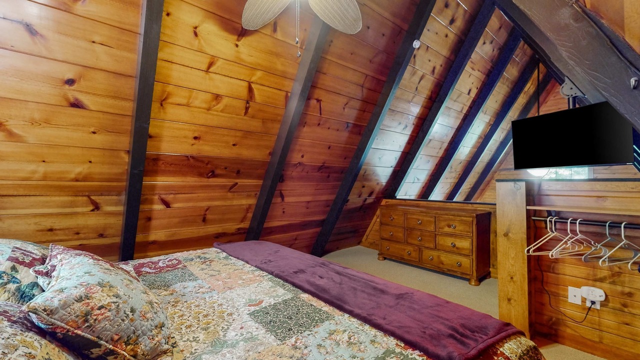 Photo of Bedroom in Flat Hollow Marina
