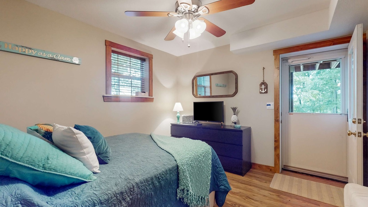 Photo of Bedroom in Flat Hollow Marina