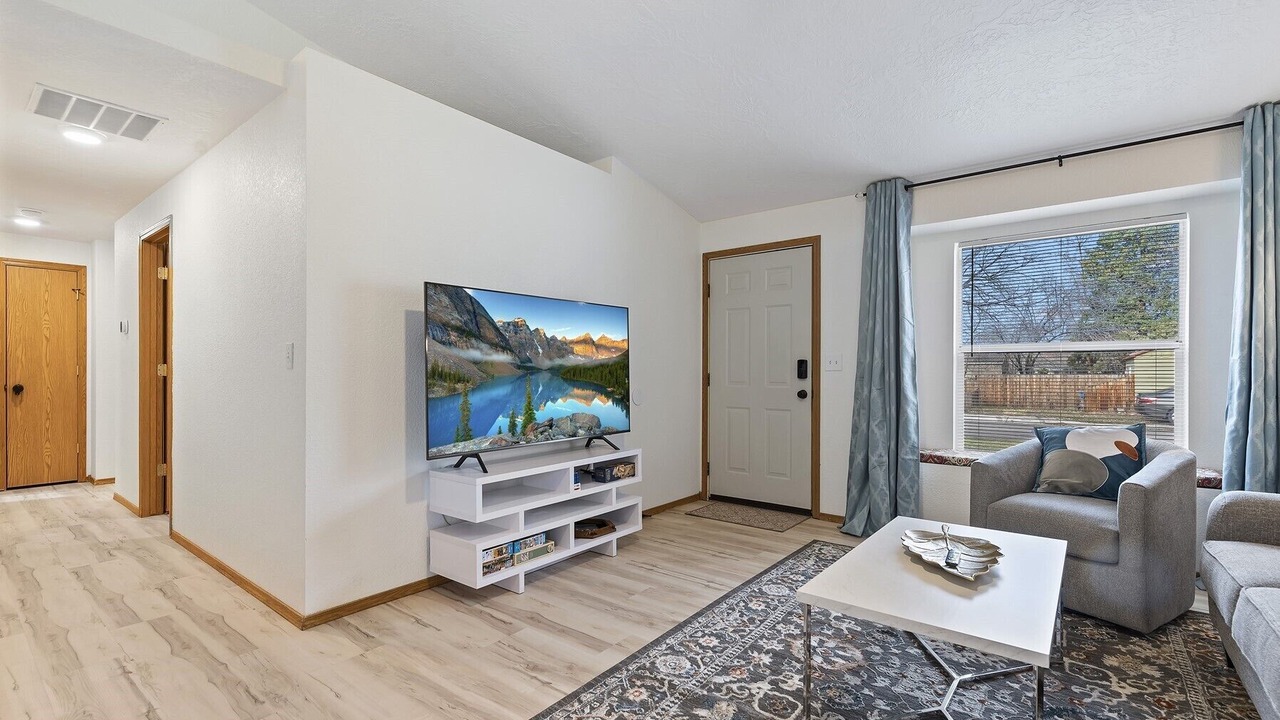 Photo of Livingroom in Depot Bench