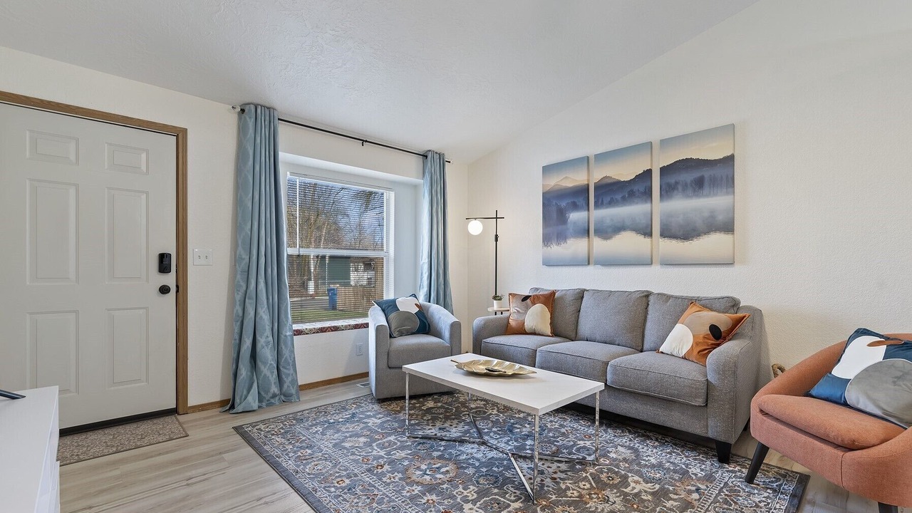 Photo of Livingroom in Depot Bench