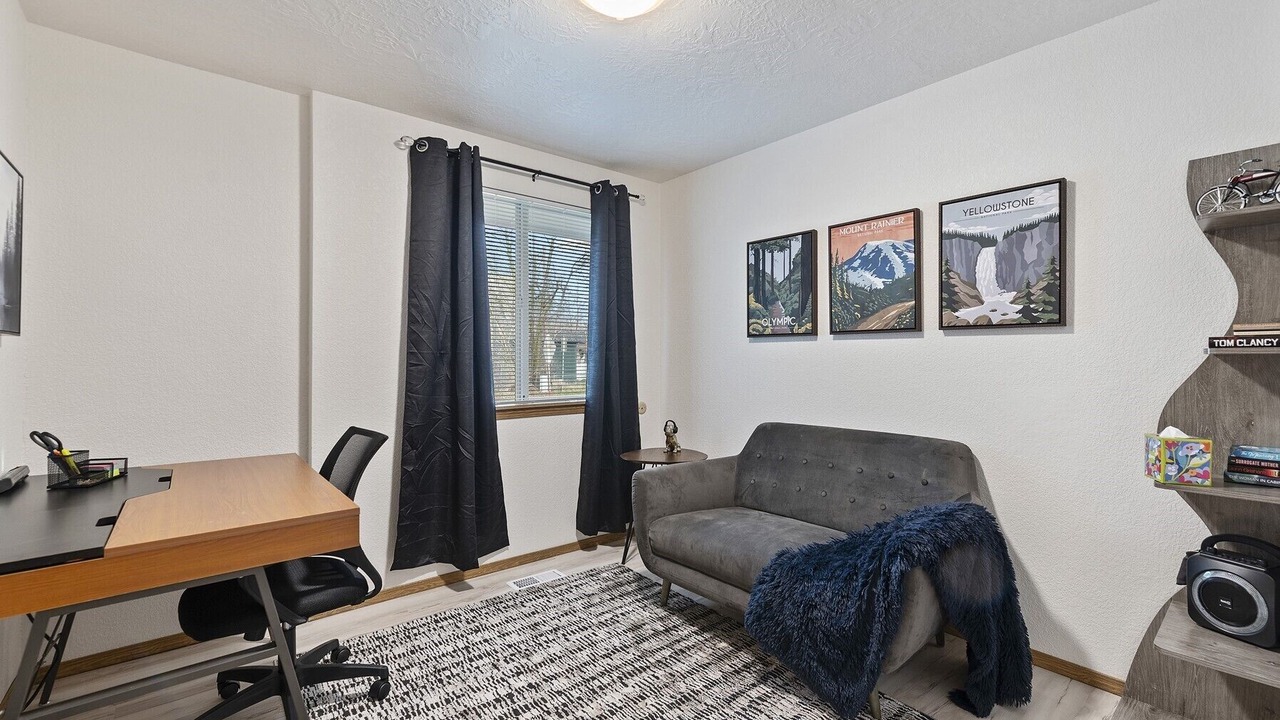 Photo of Livingroom in Depot Bench