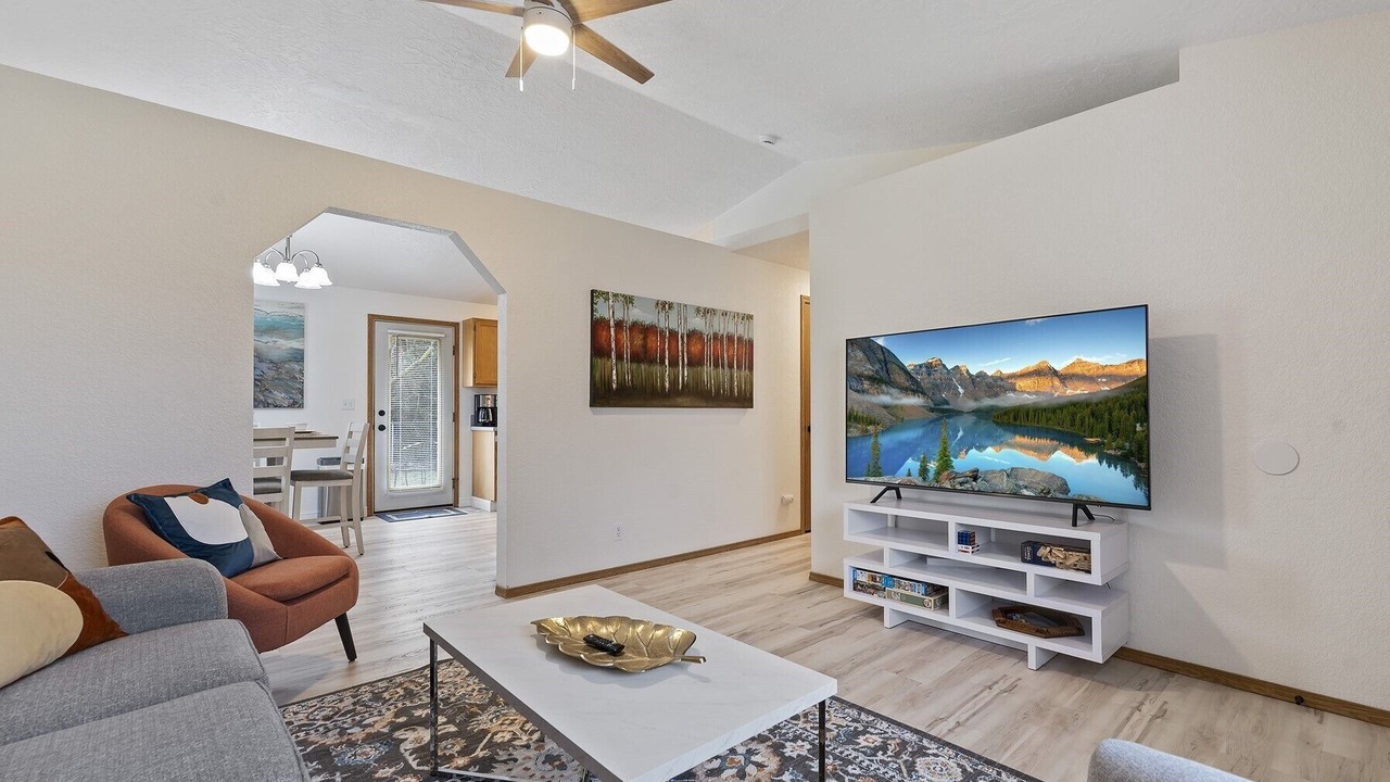 Photo of Livingroom in Depot Bench