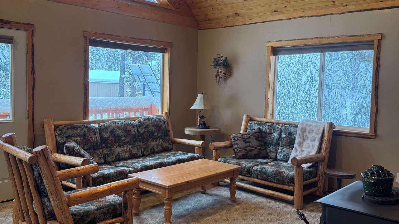 Photo of Livingroom in Riggins Hot Springs