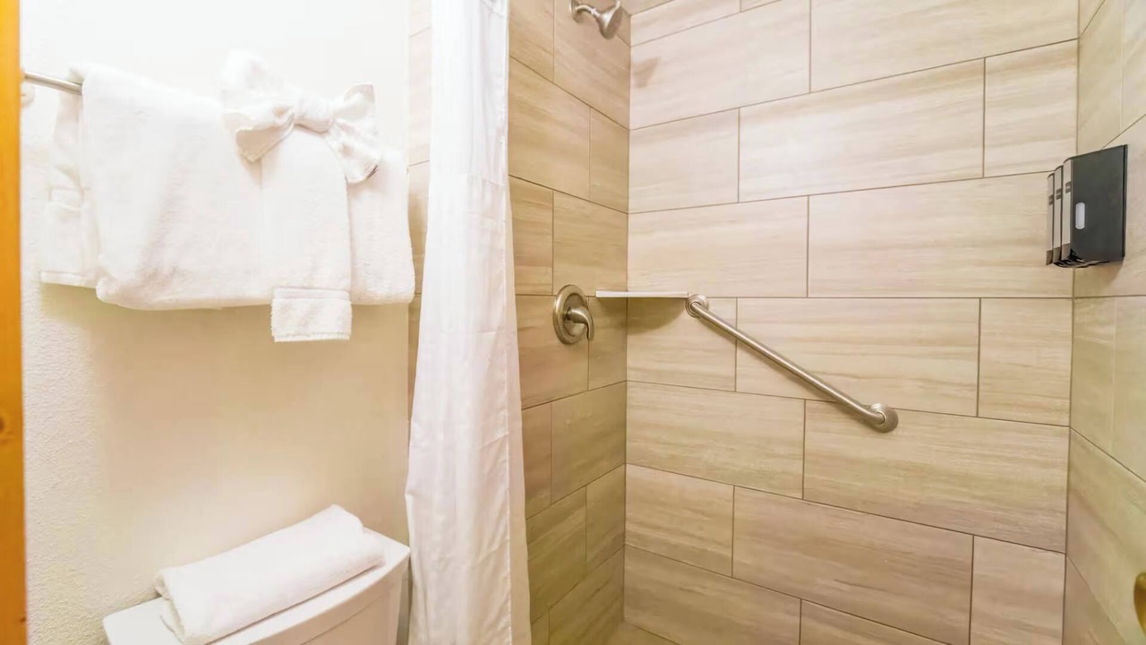 Photo of Bathroom in Island Park