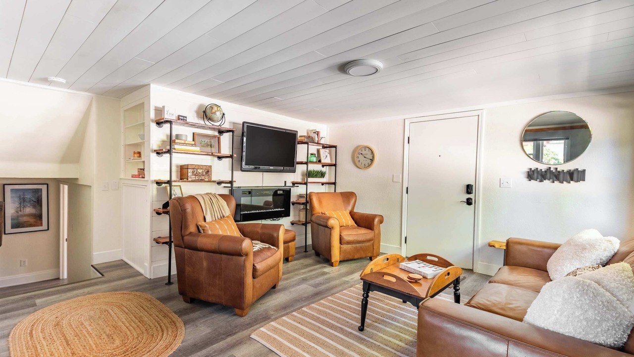Photo of Livingroom in Depot Bench