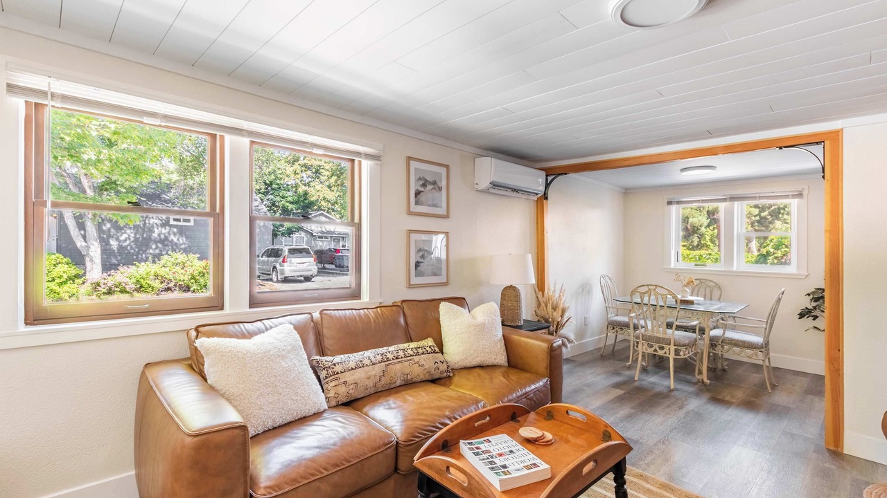 Photo of Livingroom in Depot Bench